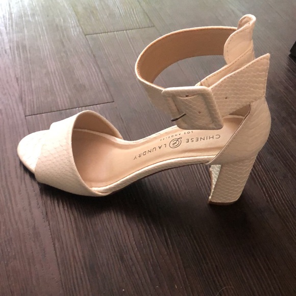 Chinese laundry white snake skin sandals size 6.5. - Picture 2 of 5